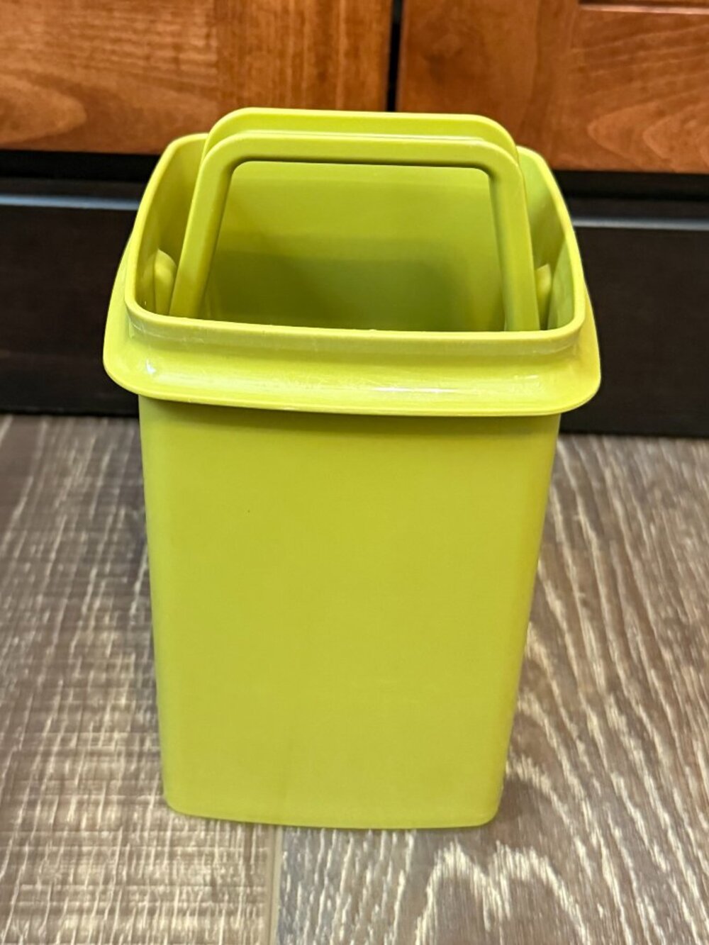 Tupperware Pick-A-Deli Pickle Container - Picture 10 of 16